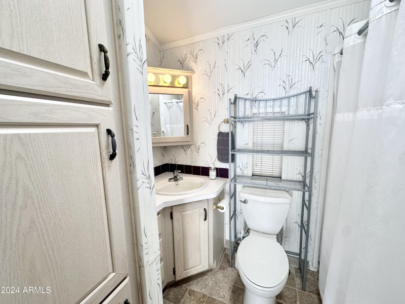 SIZABLE BATHROOM