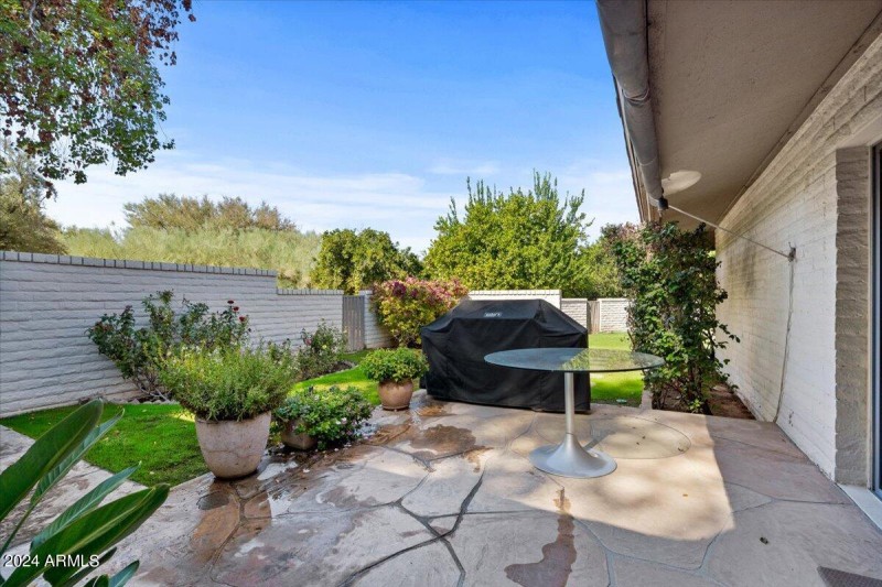 42-Side patio