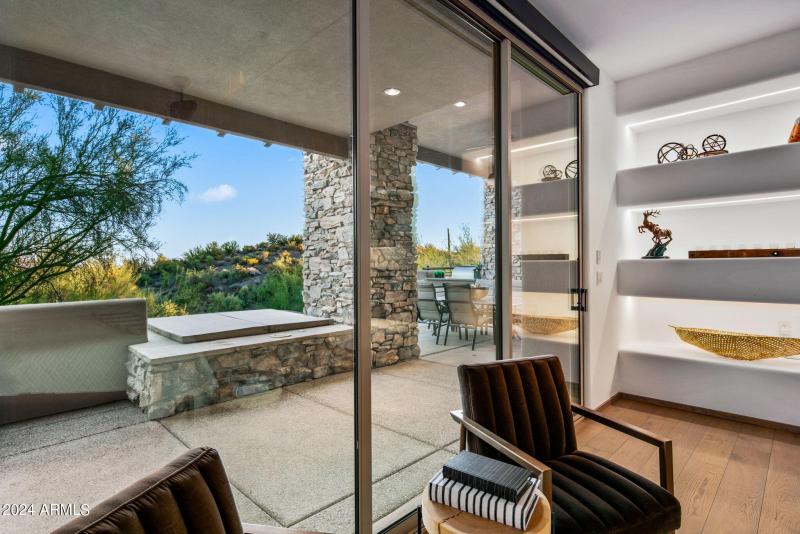 24-web-or-mls-Primary Suite Sitting Area