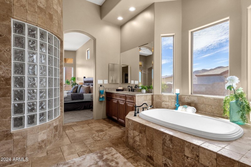 SEPARATE TUB & SHOWER