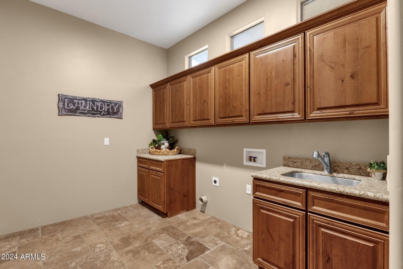 LAUNDRY ROOM W/ LOTS OF STORAGE