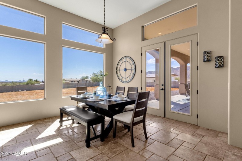 EAT-IN KITCHEN