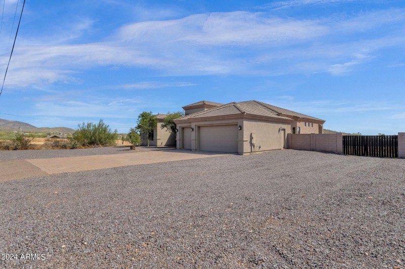 3 CAR GARAGE