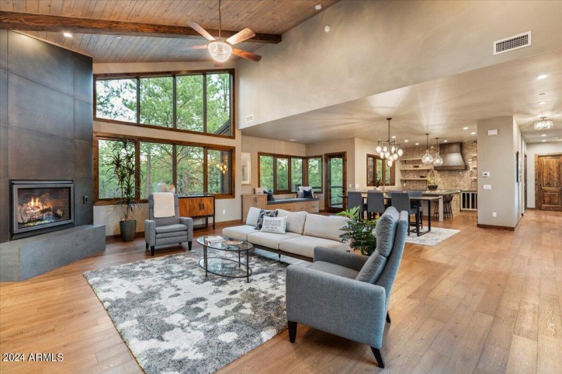 10-Solitaires Canyon Dr Home