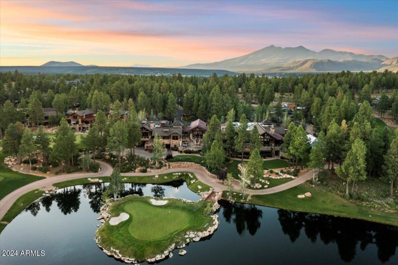 01-Solitaires Canyon Dr Community