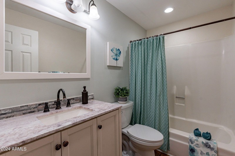 Upstairs full bathroom