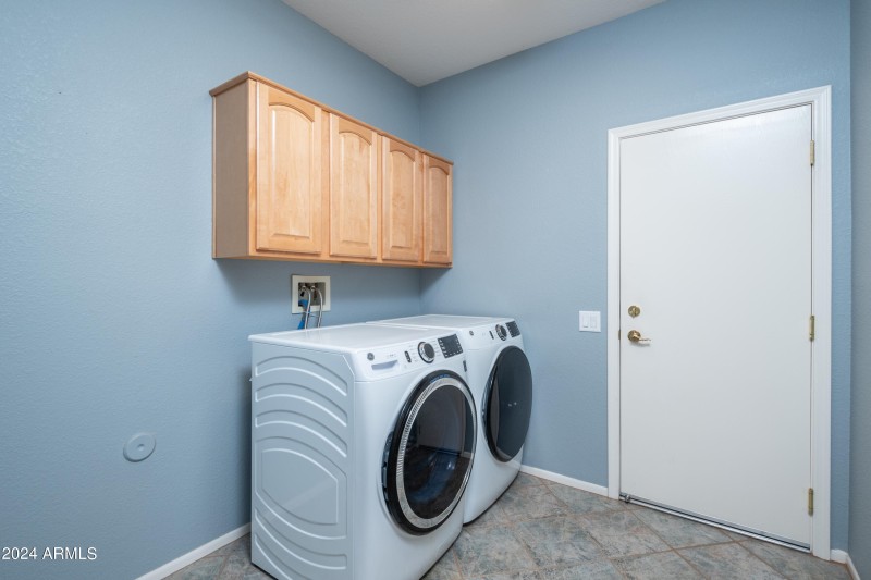 Laundry W/Cabinets