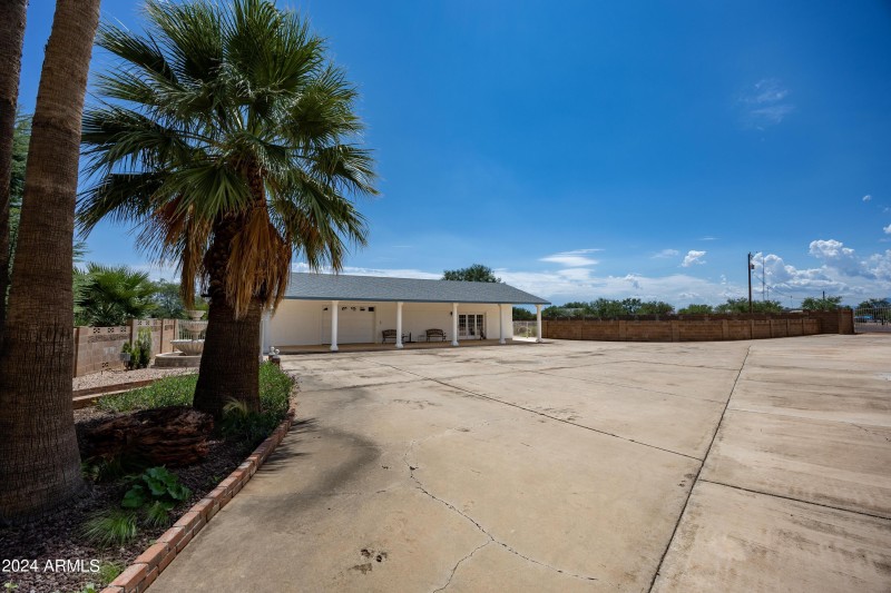 Workshop/few garages