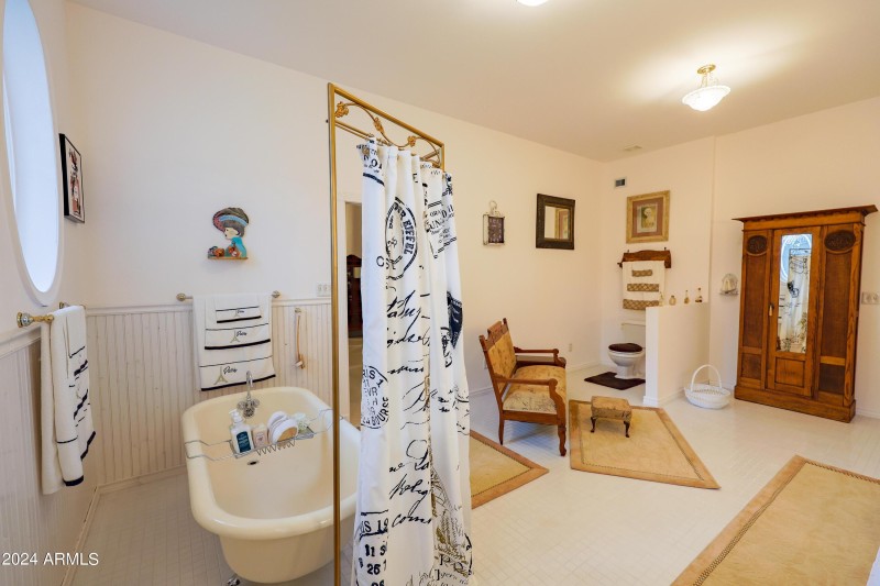 Main House 1st Floor Bathroom