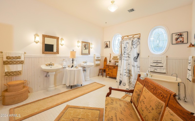 Main House 1st Floor Bathroom