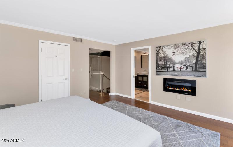 7740 E Camelback Rd-large-019-001-TOD301