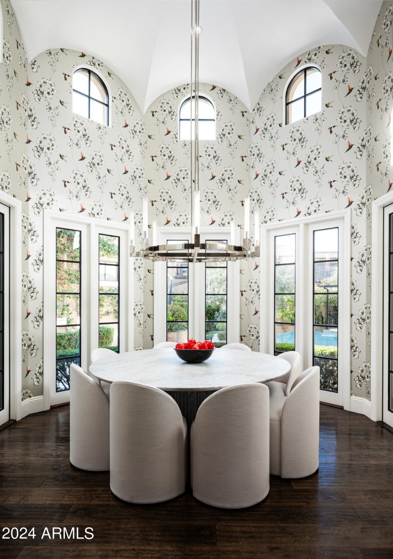 Airy Breakfast Room