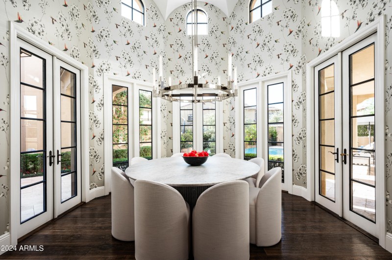 Airy Breakfast Room
