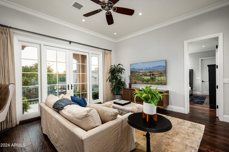 Upper Level Guest Lounge