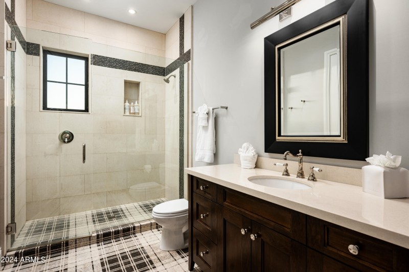 Guest 4 Bath