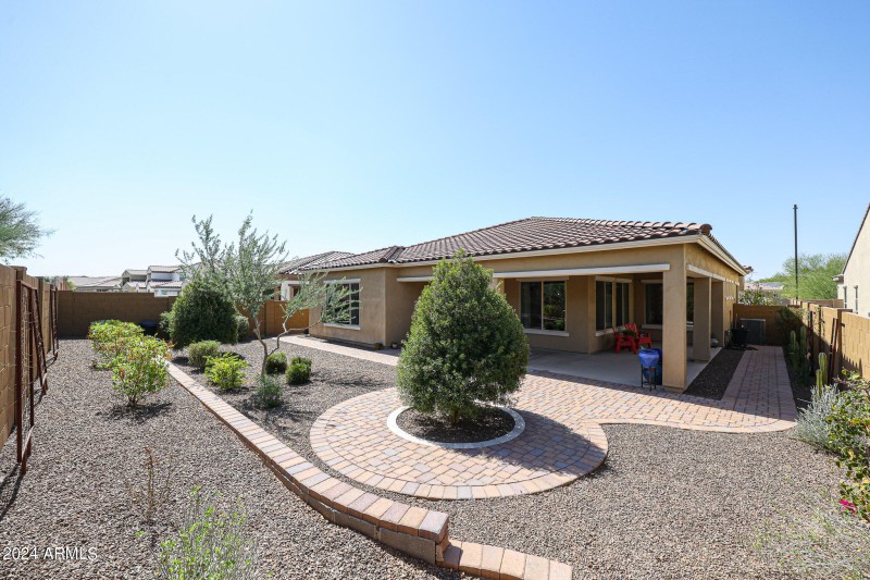 Nicely Lanscaped Backyard