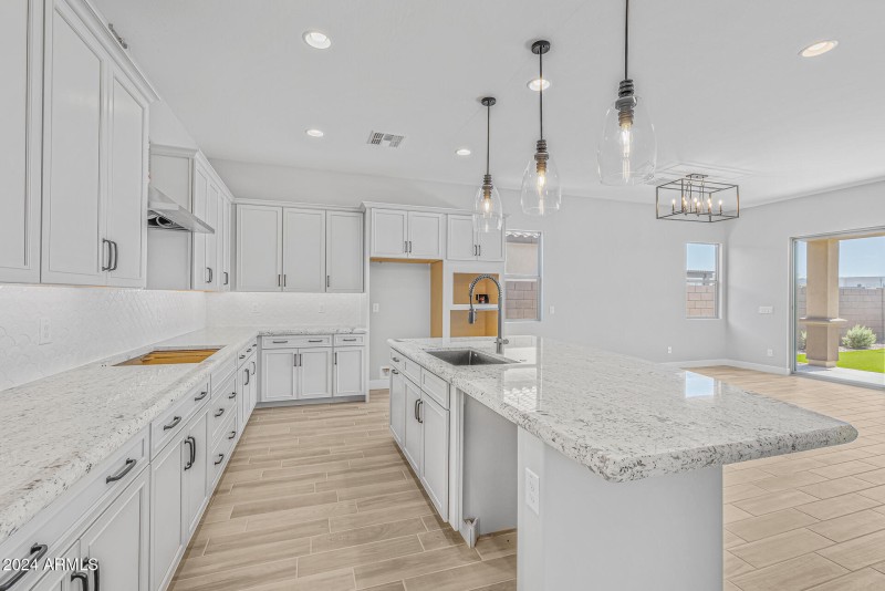 16)KITCHEN