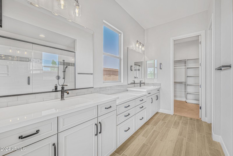 19)MASTER BATH
