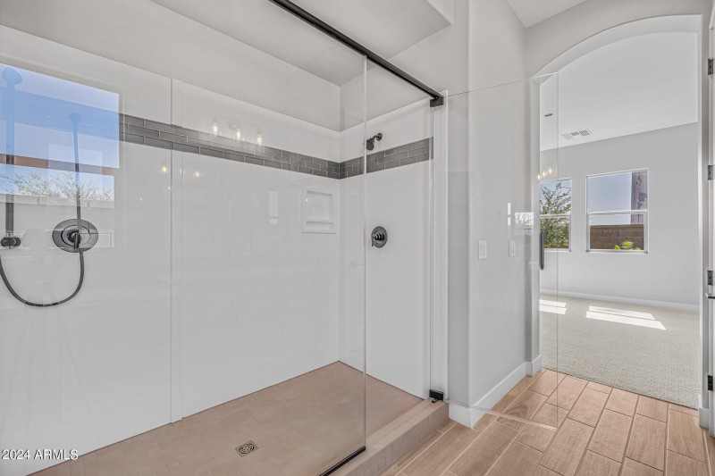 20)MASTER BATH