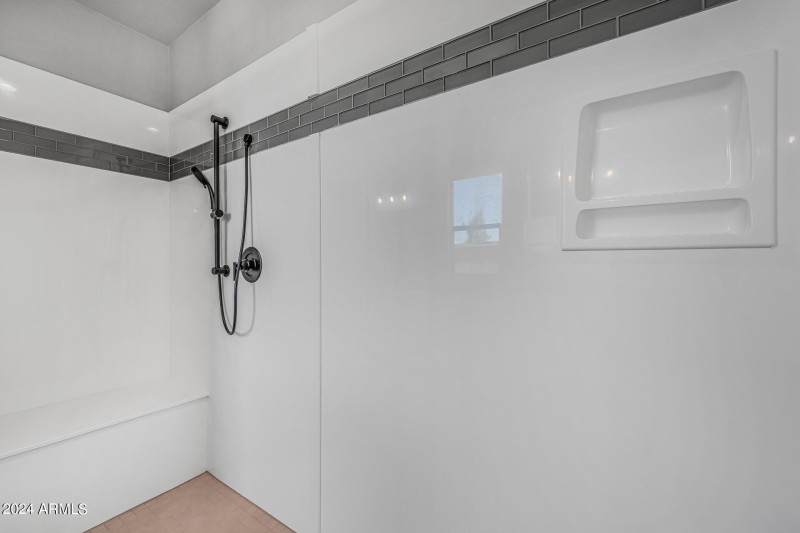 21)MASTER BATH