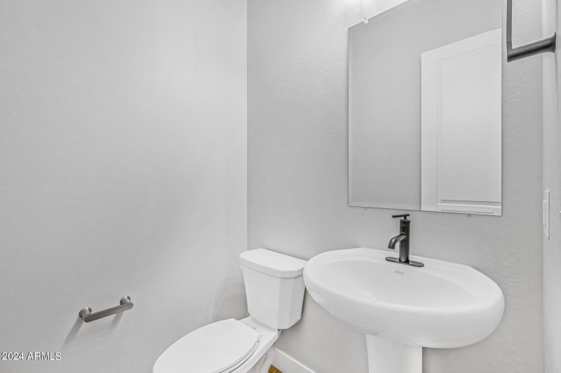 25)POWDER ROOM