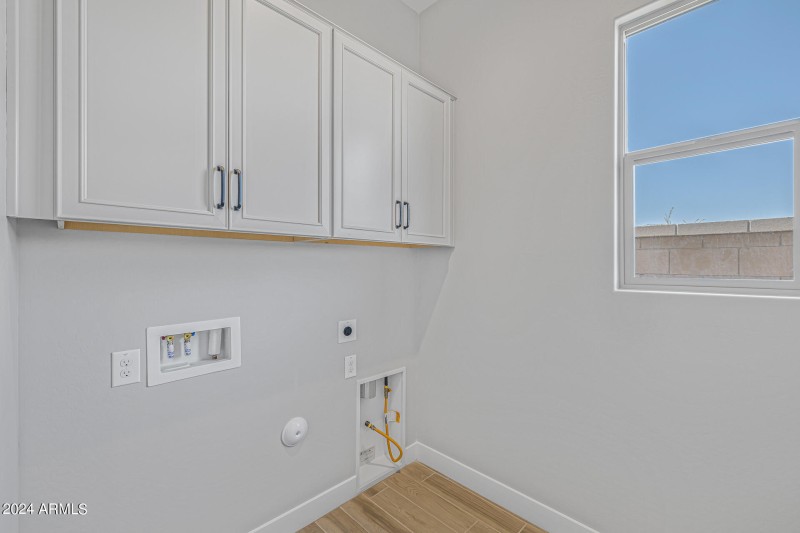 26)LAUNDRY ROOM