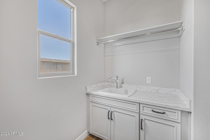 27)LAUNDRY ROOM