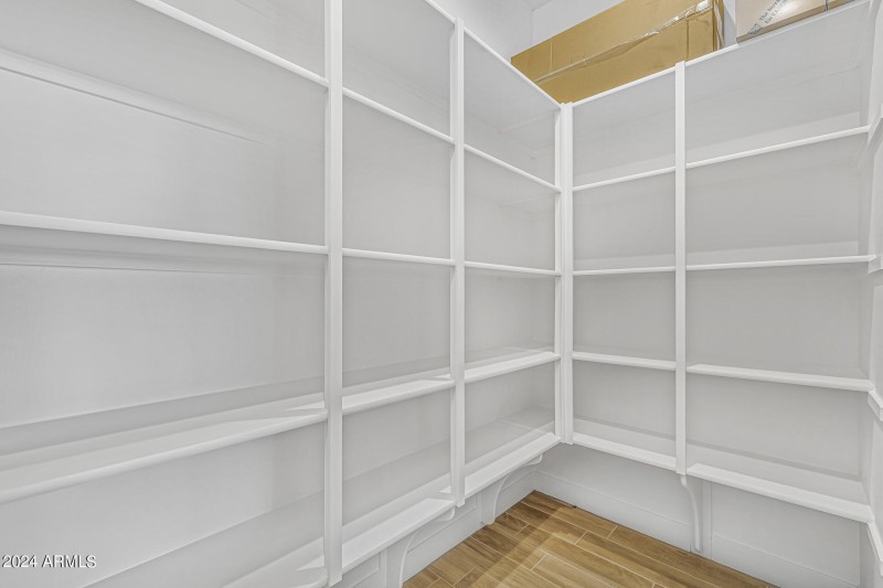 28)PANTRY