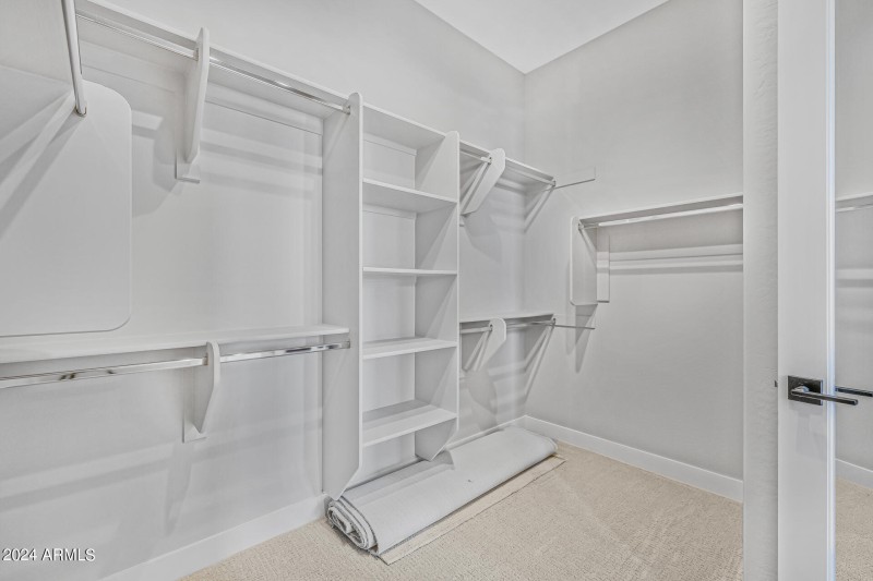 29)MASTER CLOSET