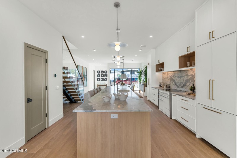 6912 E 2nd St-large-008-017-TOD3667-1500