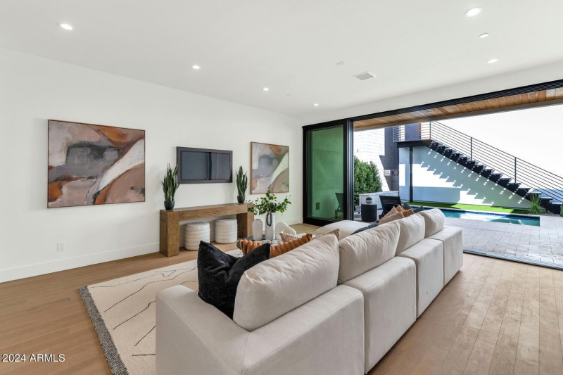 6912 E 2nd St-large-012-020-TOD3670-1500