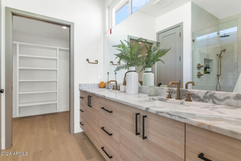 6912 E 2nd St-large-017-026-TOD3657-1500