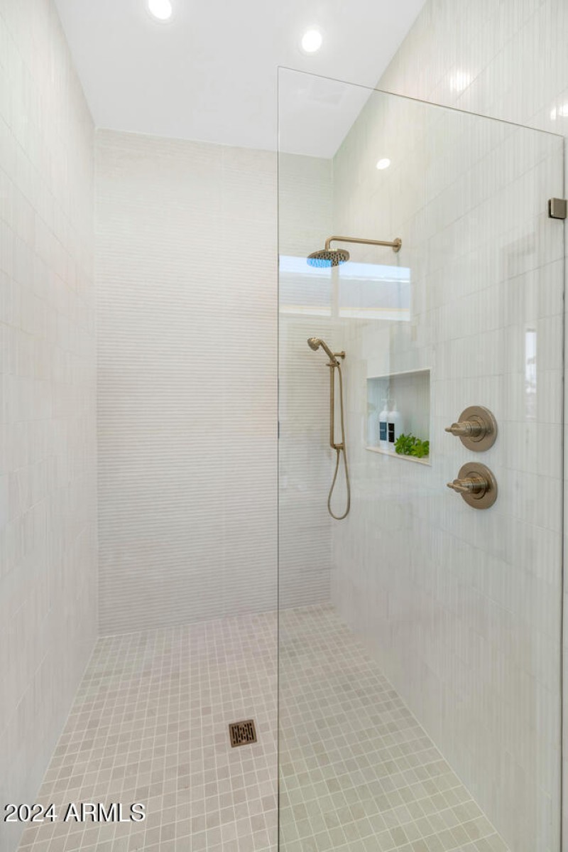 6912 E 2nd St-large-025-004-TOD3651-667x