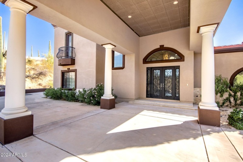 2 Porte Cochere