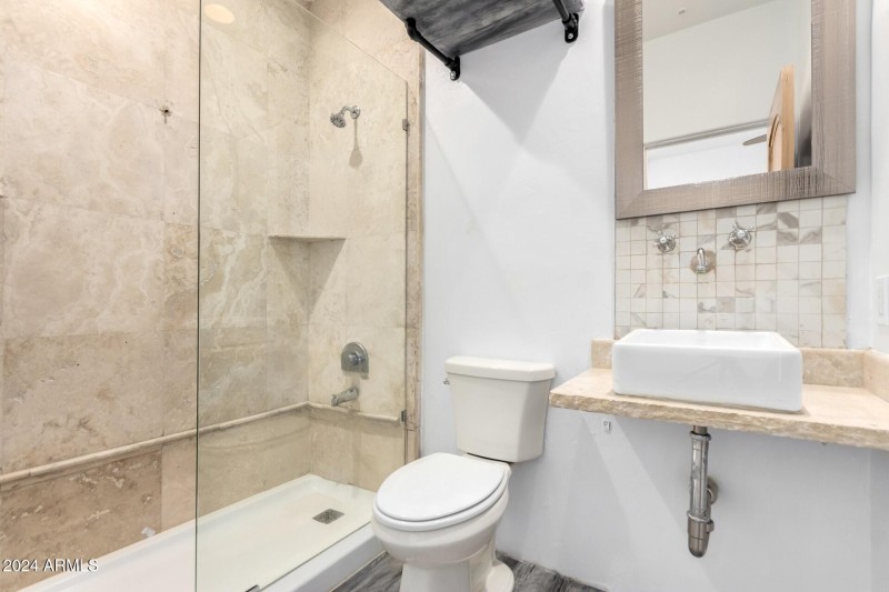 27 Guest Casita Bathroom