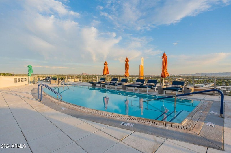ROOFTOP POOL