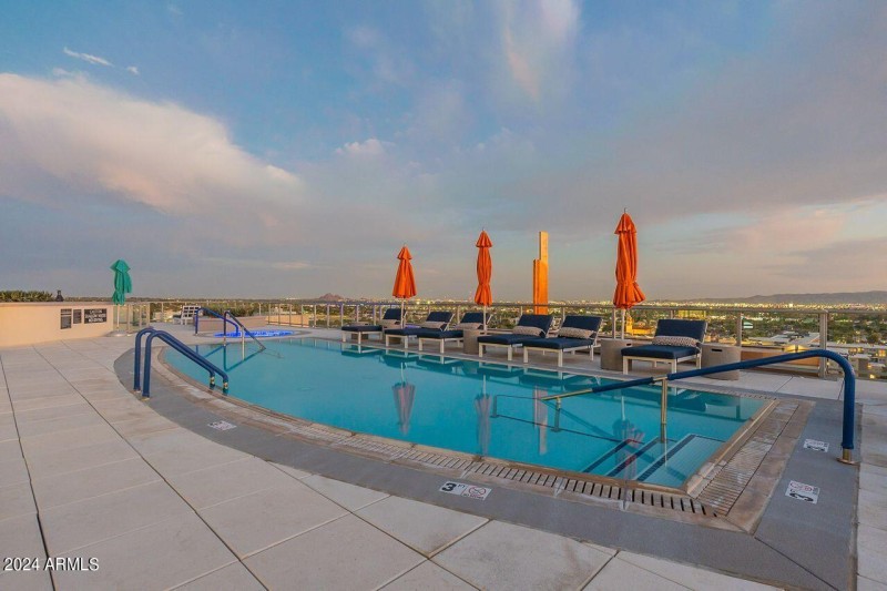 ROOFTOP POOL