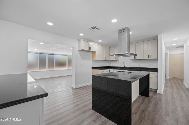 632 N 72nd Place Scottsdale, AZ 85257-29