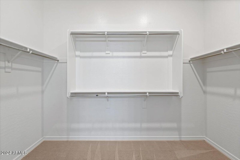 21-Walk in Closet