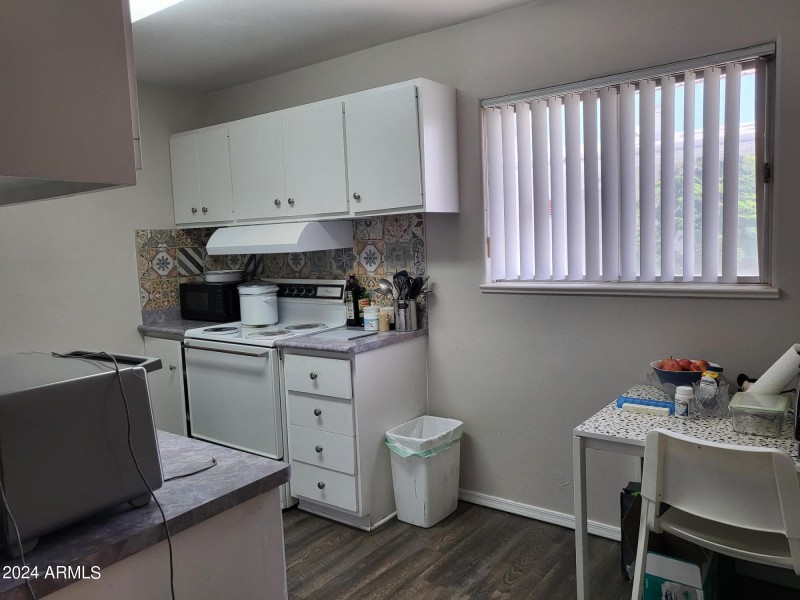 EAT IN KITCHEN