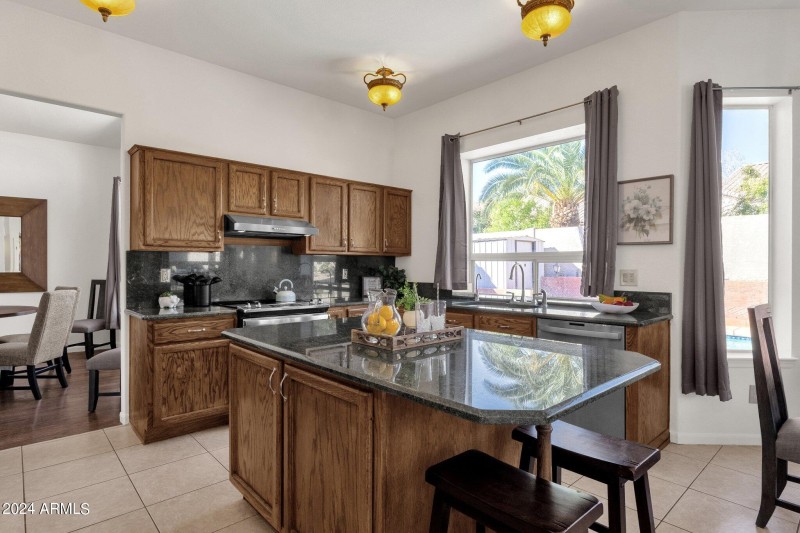 22-web-or-mls-5542-e-anderson-dr