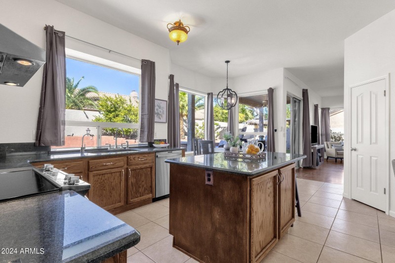 17-web-or-mls-5542-e-anderson-dr