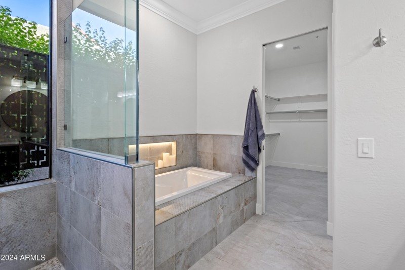 Soaking tub w/ built-in bench