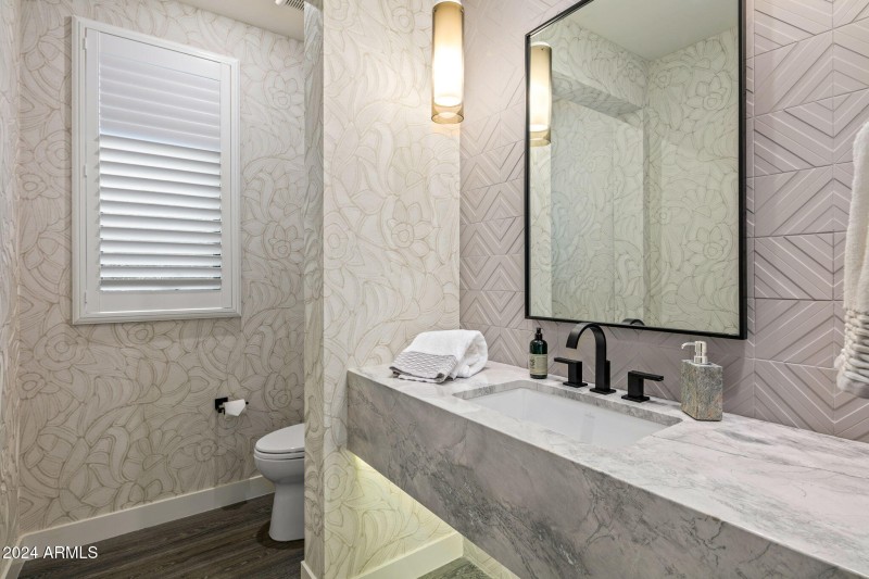 38-web-or-mls-Powder Room