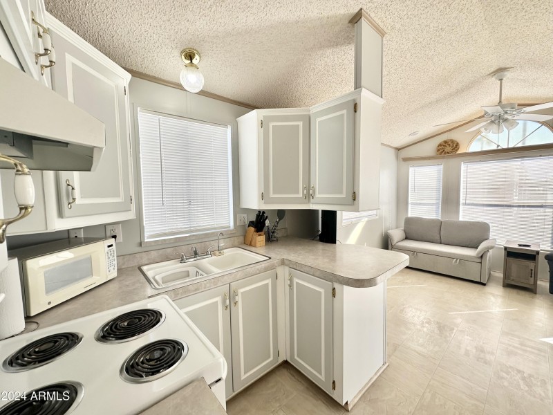 FUNCTIONAL KITCHEN