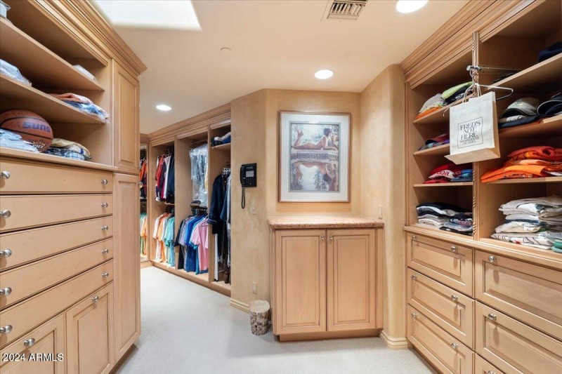 064-Walk in Closet