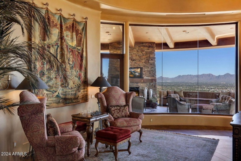 Soft Curved Walls Create a Cozy Enclave