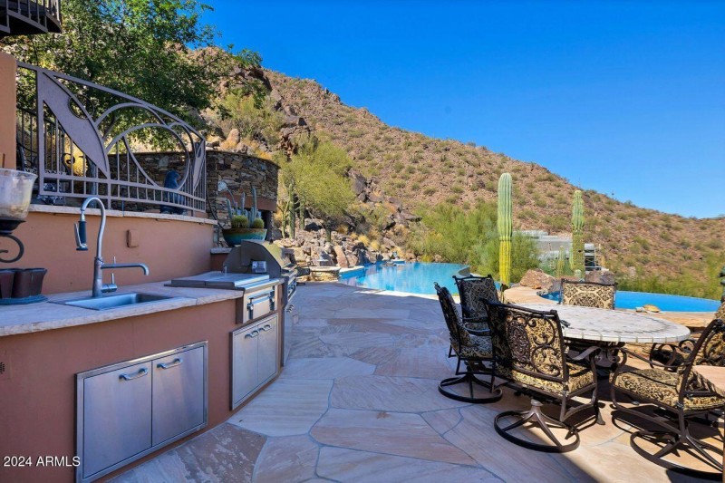Outdoor Kitchen
