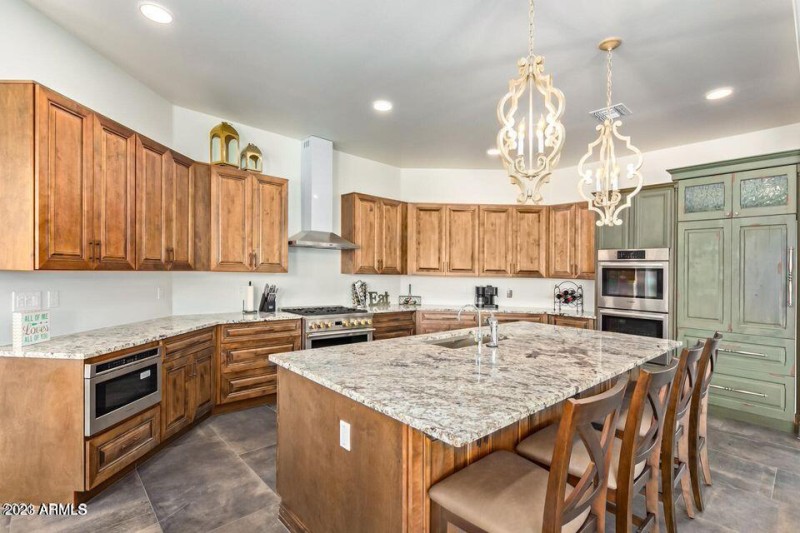 CUSTOM KITCHEN