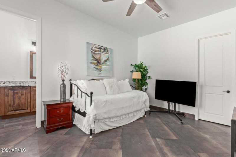 BEDROOM/OFFICE